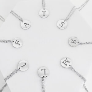Colar Medalha Letra Inicial Vazada em Aço Inoxidável