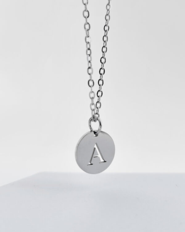 Colar Medalha Letra Inicial Vazada em Aço Inoxidável - Imagem 2