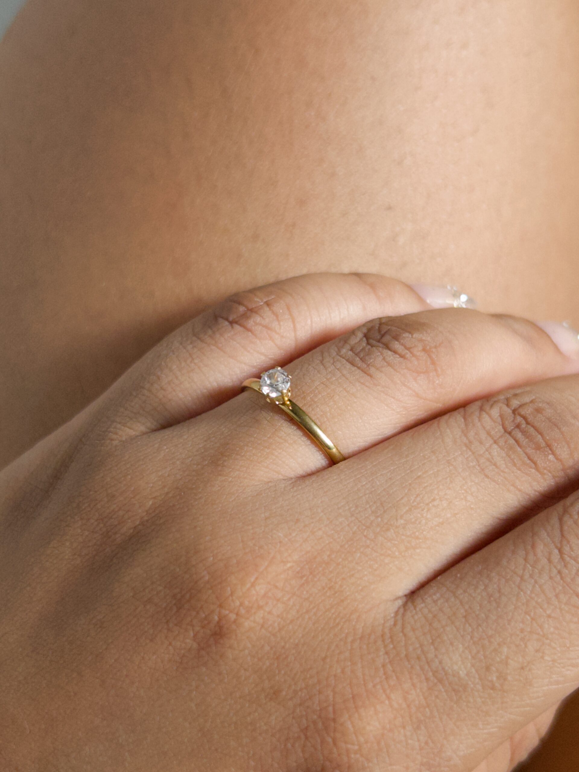 Anel Solitário Zircônia Branco em Aço Inoxidável banhado a ouro 18k - Imagem 2