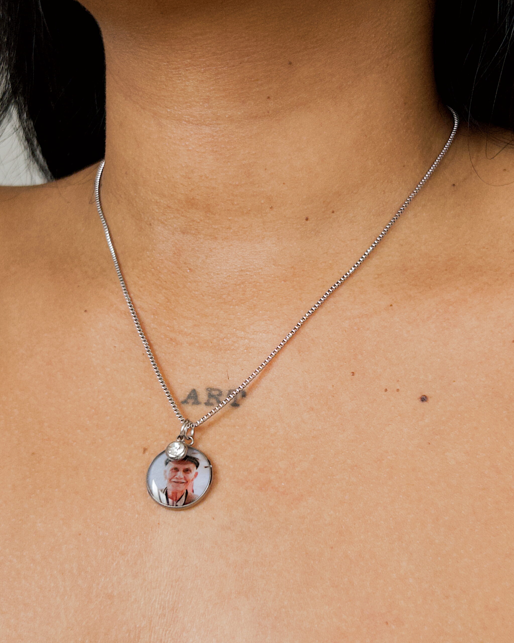 Joia personalizada com foto. Fotocápsula, fotos eterrnizadas com colar veneziana. Acessório com foto.