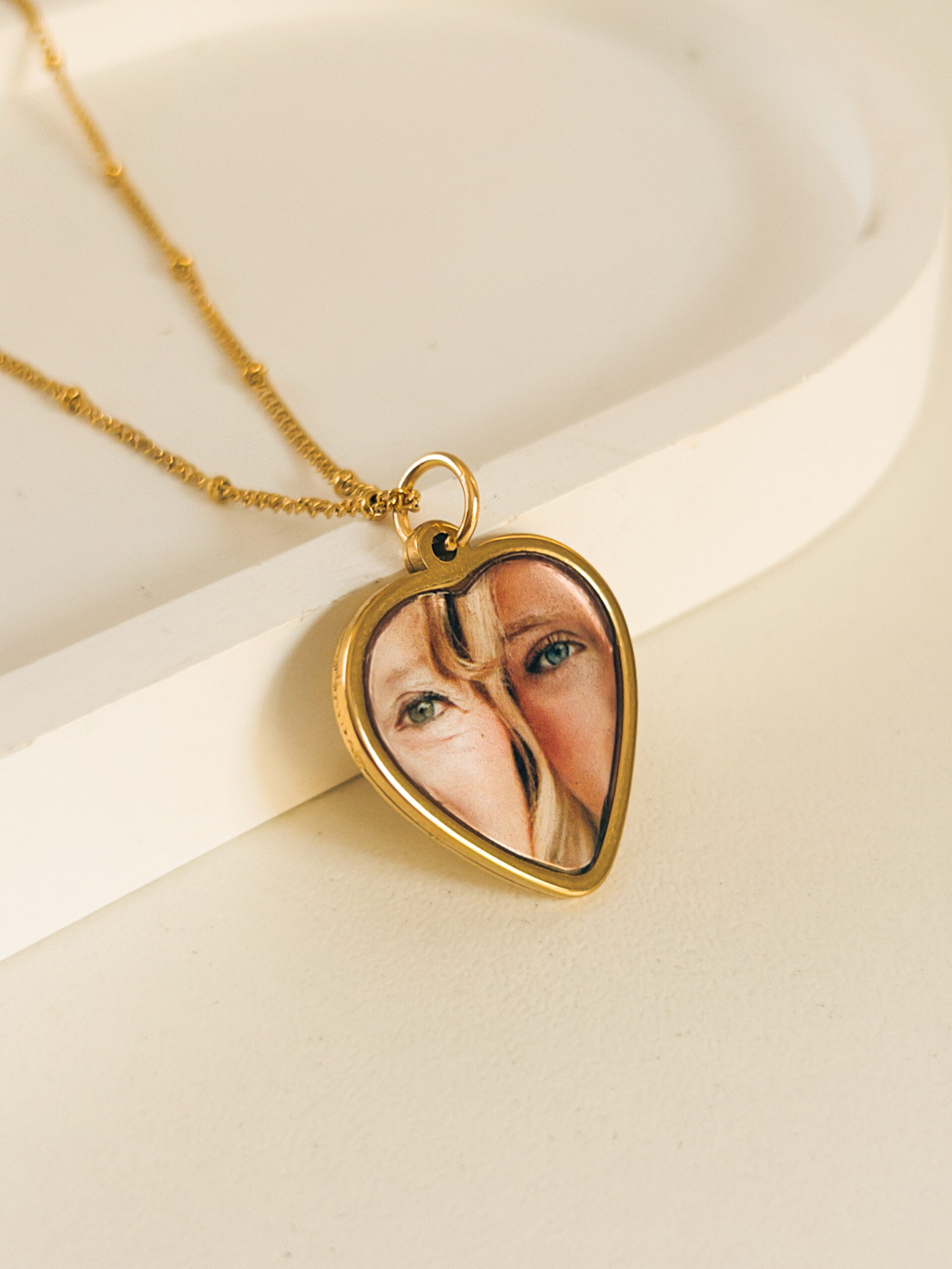 Colar Personalizado Coração Fotocápsula Banhado a Ouro 18k - Imagem 2